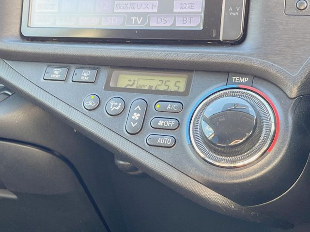 【オートエアコン】一度お好みの温度に設定すれば、車内の温度を検知し風量や温度を自動で調整。暑い&hellip;寒い&hellip;と何度もスイッチ操作をする必要はありません。快適な車内空間には必須の機能ですね♪