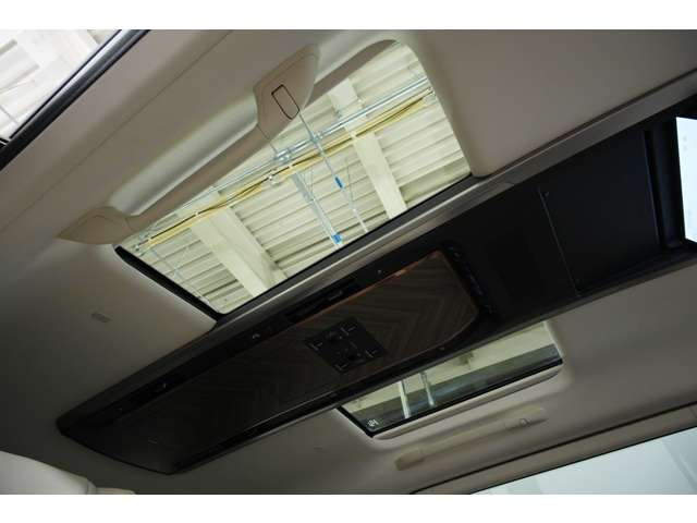 ���E���ꂼ��̏�����J�������y���߂�A�Ɨ����̃T�����[�t�𑕔��B���ォ�玩�R������荞�ނ��ƂŁA�L�X�Ƃ���������Ԃ���薾�邭�A�J���I�ɉ��o���܂��B