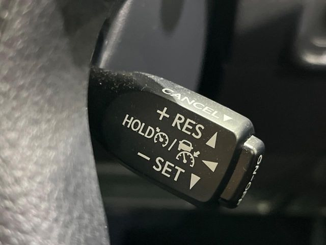 【レーダークルーズコントロール】高速道路での長距離走行が楽に!!自動で速度を保つクルーズコントロールが、衝突軽減システムと連携し、前方の車両を感知して車間を保つように速度調節してくれます!!