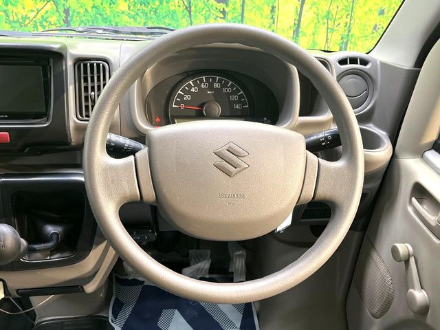�C���e���A�ɍ��킹���f�U�C���̃X�e�A�����O�́A�^�]�������̂��Ƃ��l���A�^�]���₷���`��A�傫���ł��B�����x�A���ۂɐG���Ă��m���߂��������B