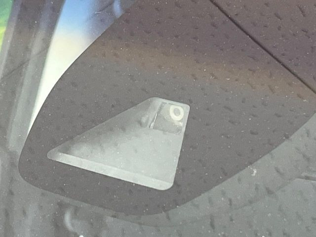 【ホンダセンシング】走行中に前方の車両等を認識し、衝突しそうな時は警報とブレーキで衝突回避と被害軽減をアシスト。より安全にドライブをお楽しみいただけます。
