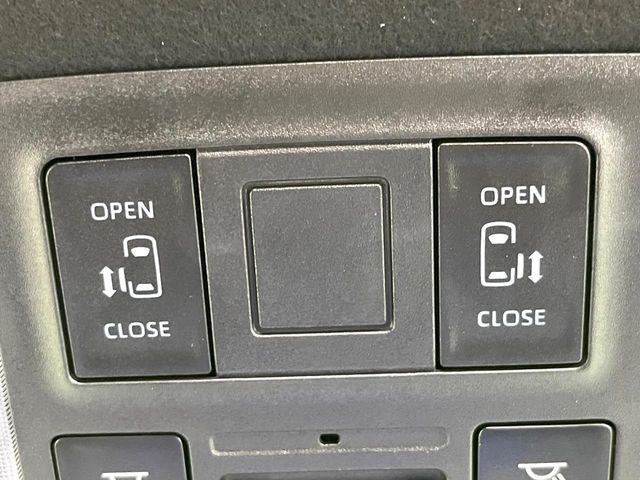 【両側パワースライドドア】スマートキーや運転席のスイッチで後席両側スライドドアの開閉が可能♪電動だから力を入れてドアを開ける必要が無く、小さなお子様でも簡単に開け閉めでき快適です♪