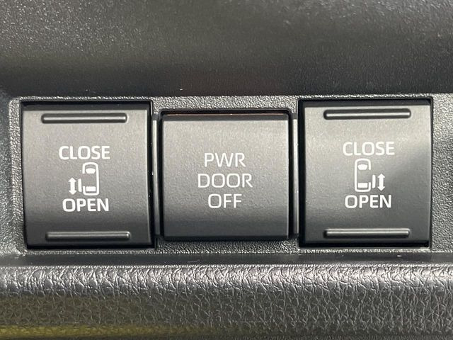 【両側パワースライドドア】スマートキーや運転席のスイッチで後席両側スライドドアの開閉が可能♪電動だから力を入れてドアを開ける必要が無く、小さなお子様でも簡単に開け閉めでき快適です♪