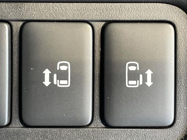 【両側スライドドア】駐車場で隣の車との間隔が狭く乗りにくい時、スライドドアなら安心!ドアオープン時も幅を取らず、開口部が広いので乗り降りがとっても簡単です。大きな荷物の出し入れも後席から可能♪