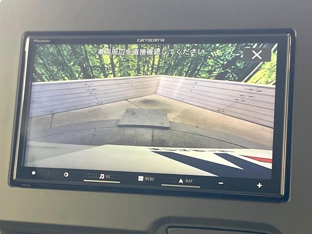 【バックカメラ】駐車時に後方がリアルタイム映像で確認できます。大型商業施設や立体駐車場での駐車時や、夜間のバック時に大活躍!運転スキルに関わらず、今や必須となった装備のひとつです!