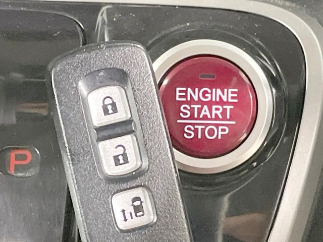 �yHonda�X�}�[�g�L�[�z�J�o����|�P�b�g�ɓ��ꂽ�܂܂ł��h�A�̎{���E�������\�ȃX�}�[�g�L�[�𑕔��B�G���W���̃I���E�I�t�����J�M�����o���K�v����������Ƃ��Ă��֗��ł���