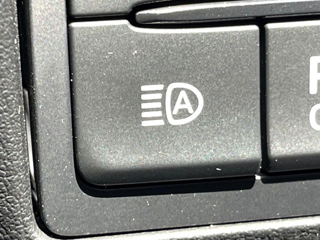 【アダプティブハイビーム】遠くまで明るく照らすハイビームを先行車や対向車に照射しない様、自動で調整!毎回手動で切り替える必要がなく、夜間走行時のストレスも軽減。安全性向上にも寄与します。