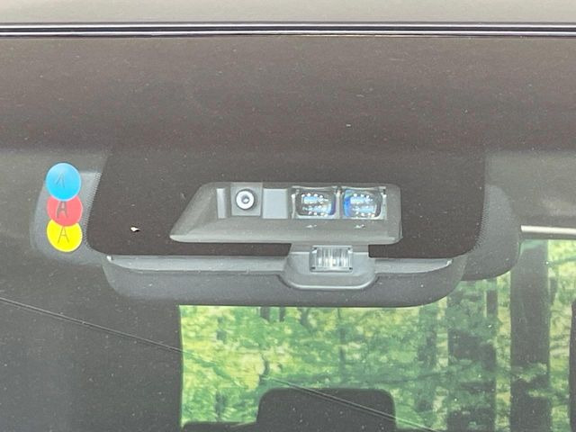【三菱e-Assist】走行中に前方の車両等を認識し、衝突しそうな時は警報とブレーキで衝突回避と被害軽減をアシスト。より安全にドライブをお楽しみいただけます。