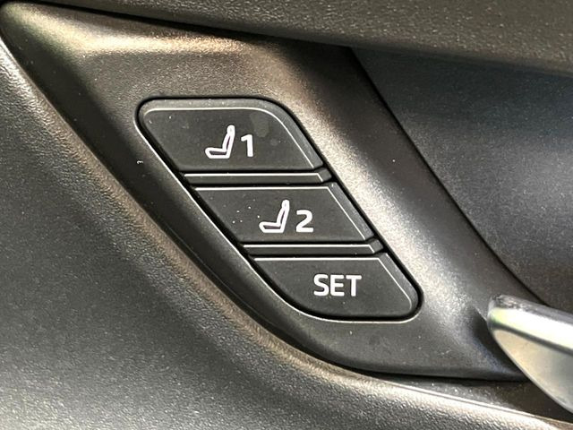 【メモリー機能付きパワーシート】ドライバーごとに設定したシート位置を記憶して、ボタン一つで切り替えできる便利な機能!運転する方が複数名いらっしゃるご家庭におすすめです♪