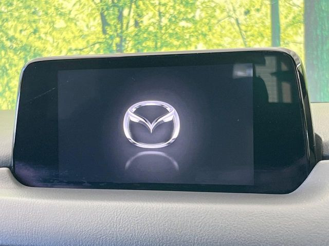 【マツダコネクト】車内の雰囲気にマッチした大型のディスプレイ。スマホ接続でのナビ使用やBluetooth再生等、様々な機能が楽しめます。直感的なダイヤル操作が可能で、使い勝手も良好です。