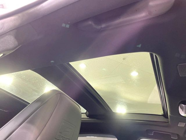 【大型サンルーフ】車内の解放感が一気に上がる大型のパノラマルーフ!季節を問わず開放的で快適なドライブをお楽しみいただけます。流通量も少なく希少価値の高い人気の装備です♪