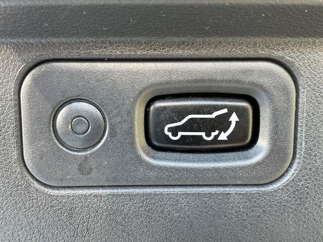 【パワーバックドア】スマートキーや運転席のボタンを押すだけでリアゲートが自動で開閉します!荷物を持っている時や、高い位置にあるバックドアを閉める際に便利な機能です♪