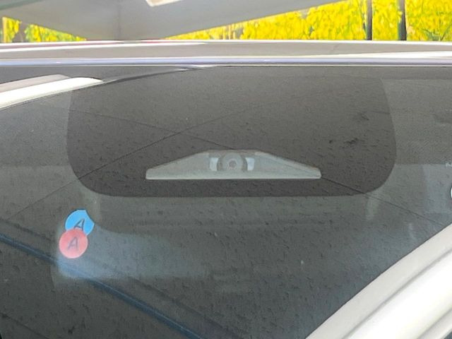 【トヨタセーフティセンス】走行中に前方の車両等を認識し、衝突しそうな時は警報とブレーキで衝突回避と被害軽減をアシスト。より安全にドライブをお楽しみいただけます。