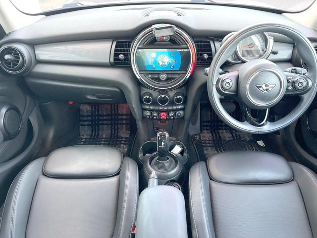 ��MINI�����i�r:��̊��̂���i�r�́A����������ԓ������o���Ă���܂��BBluetooth�Đ��ȂǃI�[�f�B�I�@�\���[�����Ă���܂��̂ŁA�^�]�����y���߂܂���