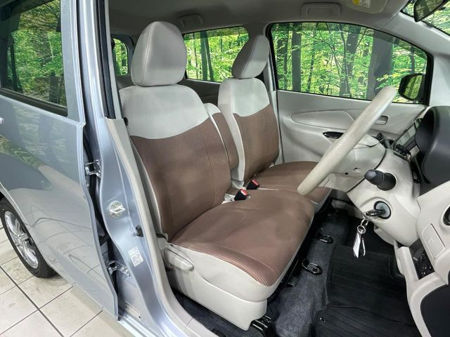 運転席シート廻りは使用感も少なく、良好な状態となっています。丁寧に使われていたことがよくわかりますね。