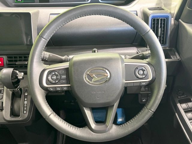 �C���e���A�ɍ��킹���f�U�C���̃X�e�A�����O�́A�^�]�������̂��Ƃ��l���A�^�]���₷���`��A�傫���ł��B�����x�A���ۂɐG���Ă��m���߂��������B
