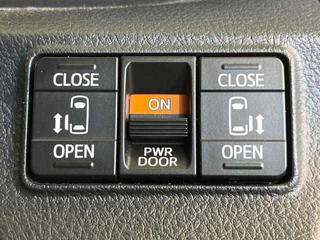 【両側パワースライドドア】スマートキーや運転席のスイッチで後席両側スライドドアの開閉が可能♪電動だから力を入れてドアを開ける必要が無く、小さなお子様でも簡単に開け閉めでき快適です♪