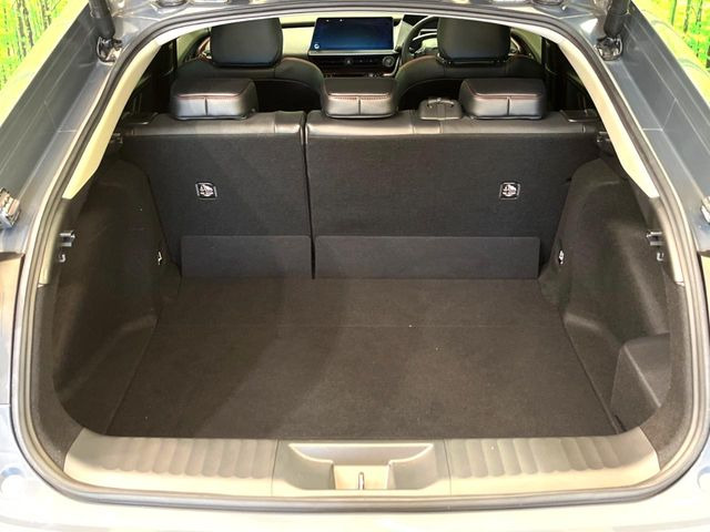 積み下ろしのしやすいデッキにはたっぷりと荷物を積み込んでいただけます。遊びから仕事まで、様々なシーンで頼れます♪