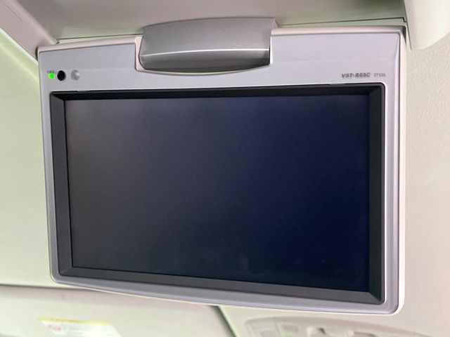 【フリップダウンモニター】大画面モニターで後席でもエンタメをお楽しみいただけます。小さなお子様にも大人気の装備です♪
