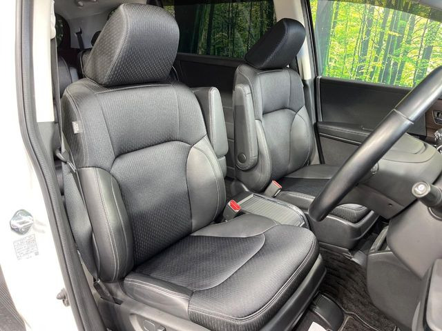 運転席まわりには十分なスペースがあり、大柄な方でもゆったり運転していただける環境です。