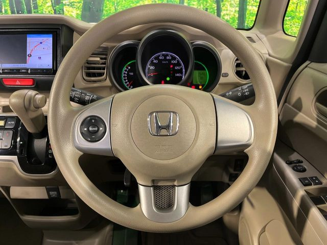 �C���e���A�ɍ��킹���f�U�C���̃X�e�A�����O�́A�^�]�������̂��Ƃ��l���A�^�]���₷���`��A�傫���ł��B�����x�A���ۂɐG���Ă��m���߂��������B