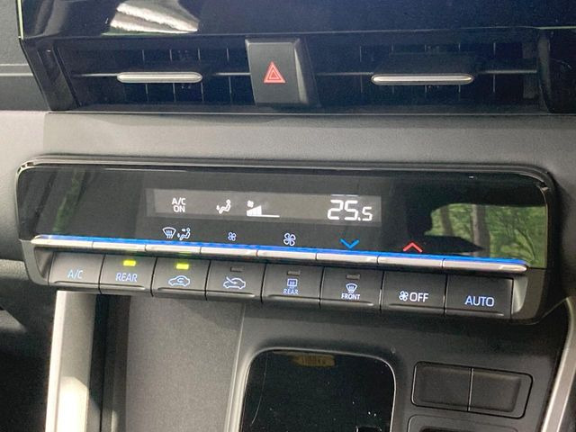 【オートエアコン】一度お好みの温度に設定すれば、車内の温度を検知し風量や温度を自動で調整。暑い&hellip;寒い&hellip;と何度もスイッチ操作をする必要はありません。快適な車内空間には必須の機能ですね♪