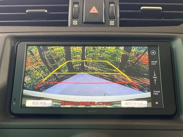 【バックカメラ】駐車時に後方がリアルタイム映像で確認できます。大型商業施設や立体駐車場での駐車時や、夜間のバック時に大活躍!運転スキルに関わらず、今や必須となった装備のひとつです!