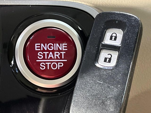 �yHonda�X�}�[�g�L�[�z�J�o����|�P�b�g�ɓ��ꂽ�܂܂ł��h�A�̎{���E�������\�ȃX�}�[�g�L�[�𑕔��B�G���W���̃I���E�I�t�����J�M�����o���K�v����������Ƃ��Ă��֗��ł���