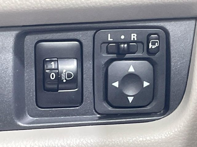 【電動格納ミラー】サイドミラーは電動格納式となっており、狭い駐車場でもキズがつくリスクを抑えられます。