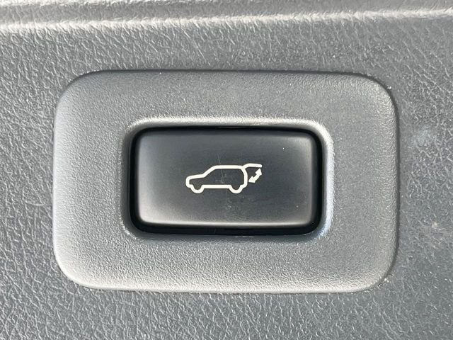 【パワーバックドア】スマートキーや運転席のボタンを押すだけでリアゲートが自動で開閉します!荷物を持っている時や、高い位置にあるバックドアを閉める際に便利な機能です♪