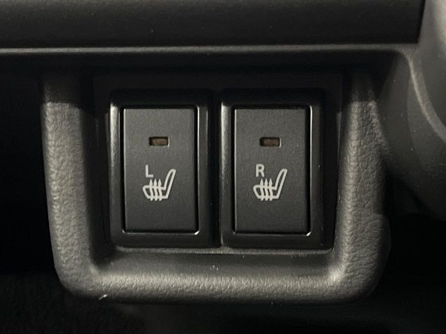 【シートヒーター】寒い日に重宝するシートヒーター!エアコンより早く温まってくれるので寒がりの人も安心ですね♪エアコンの温風は乾燥するから苦手、という方にもをおすすめです。