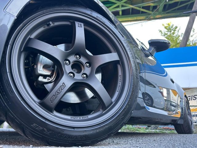 �yRAYS��18�C���`�A���~�z�C�[���z�O�ςɃ}�b�`�����A���~�z�C�[���𑕒����Ă���܂��B�e��A���~�z�C�[����A�X�^�b�h���X�^�C�����戵�����Ă���܂��B���񂲑��k����������