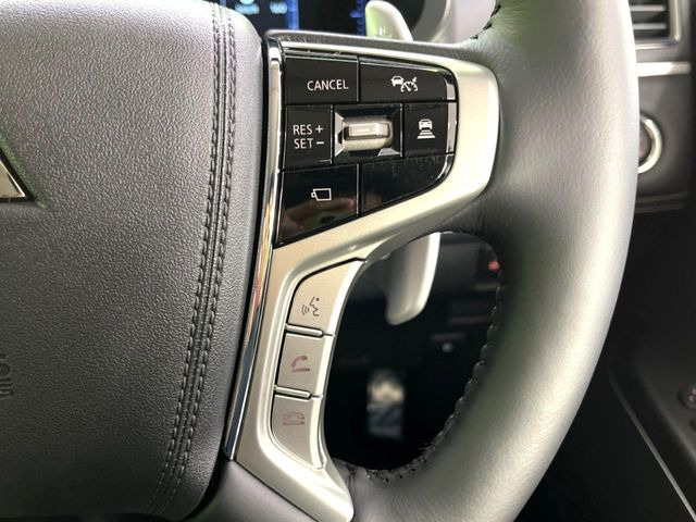 【レーダークルーズコントロール】高速道路での長距離走行が楽に!!自動で速度を保つクルーズコントロールが、衝突軽減システムと連携し、前方の車両を感知して車間を保つように速度調節してくれます!!
