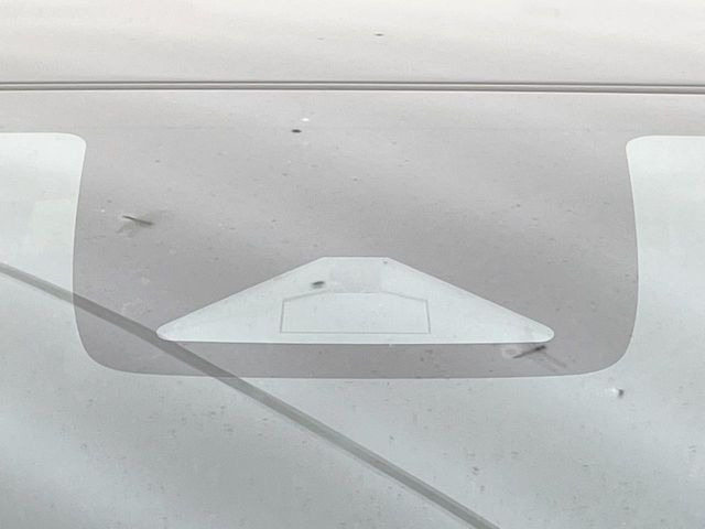 【ホンダセンシング】走行中に前方の車両等を認識し、衝突しそうな時は警報とブレーキで衝突回避と被害軽減をアシスト。より安全にドライブをお楽しみいただけます。