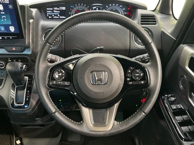【純正革巻きステアリング】上質な革を使用することで、手にしっかり馴染みとても運転しやすいハンドルです♪
