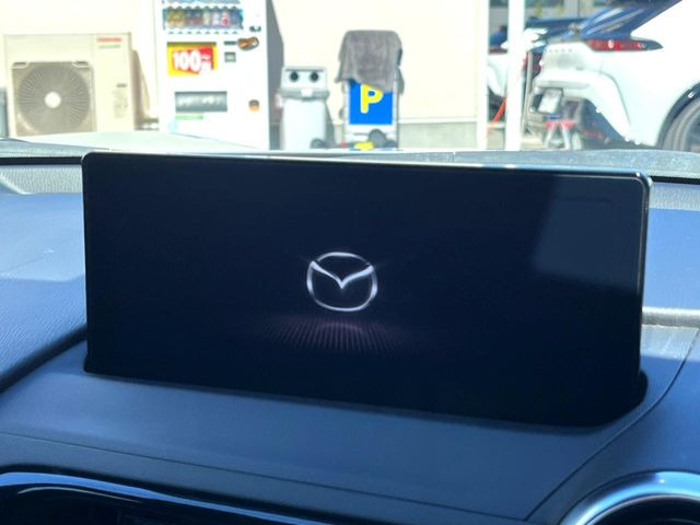【8.8インチマツダコネクト】車内の雰囲気にマッチした大型のディスプレイ。スマホ接続でのナビ使用やBluetooth再生等、様々な機能が楽しめます。直感的なダイヤル操作が可能で、使い勝手も良好です。