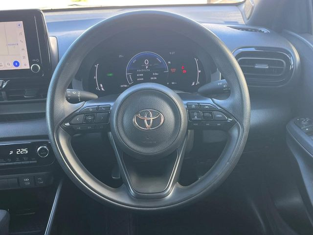 �C���e���A�ɍ��킹���f�U�C���̃X�e�A�����O�́A�^�]�������̂��Ƃ��l���A�^�]���₷���`��A�傫���ł��B�����x�A���ۂɐG���Ă��m���߂��������B