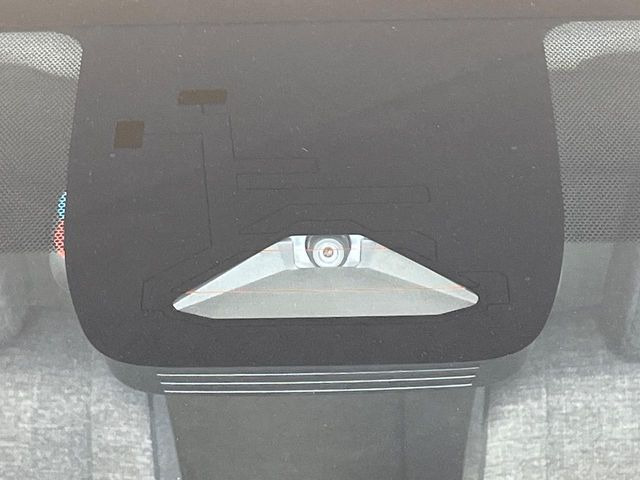 【トヨタセーフティセンス】走行中に前方の車両等を認識し、衝突しそうな時は警報とブレーキで衝突回避と被害軽減をアシスト。より安全にドライブをお楽しみいただけます。