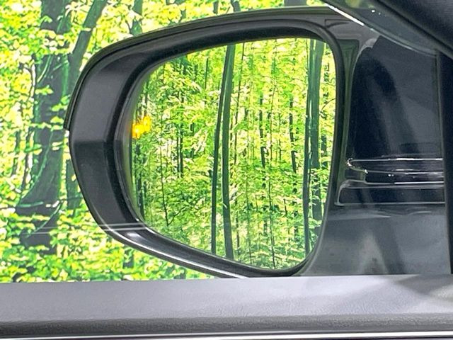 【ブラインドスポットモニター】走行中、ドアミラーの死角になりやすい箇所に後続車が接近するとサイドミラーのレンズに警告を表示!ドライバーに注意喚起をしてくれます。