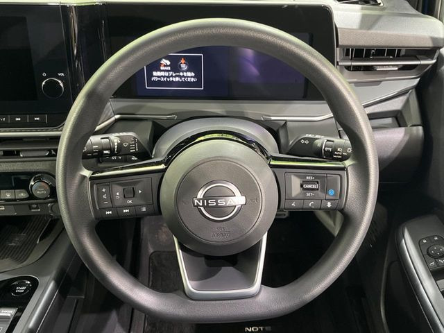 �C���e���A�ɍ��킹���f�U�C���̃X�e�A�����O�́A�^�]�������̂��Ƃ��l���A�^�]���₷���`��A�傫���ł��B�����x�A���ۂɐG���Ă��m���߂��������B