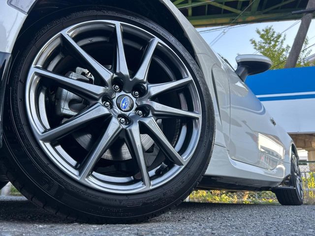 �y����17�C���`�A���~�z�C�[���z�O�ςɃ}�b�`���������A���~�z�C�[���𑕒����Ă���܂��B�e��ЊO�A���~�z�C�[����A�X�^�b�h���X�^�C�����戵�����Ă���܂��B���񂲑��k����������