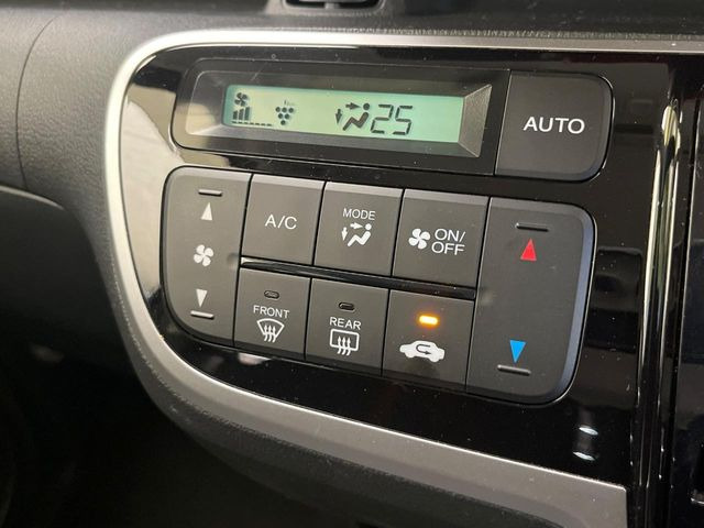 【オートエアコン】一度お好みの温度に設定すれば、車内の温度を検知し風量や温度を自動で調整。暑い&hellip;寒い&hellip;と何度もスイッチ操作をする必要はありません。快適な車内空間には必須の機能ですね♪