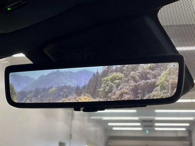 【デジタルインナーミラー】後席の大きな荷物や同乗者で後方が確認しづらい時でも安心!カメラが撮影した車両後方の映像をルームミラー内に表示。クリアな視界で状況の確認が可能です!