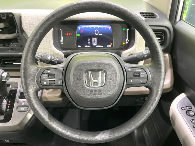 �C���e���A�ɍ��킹���f�U�C���̃X�e�A�����O�́A�^�]�������̂��Ƃ��l���A�^�]���₷���`��A�傫���ł��B�����x�A���ۂɐG���Ă��m���߂��������B