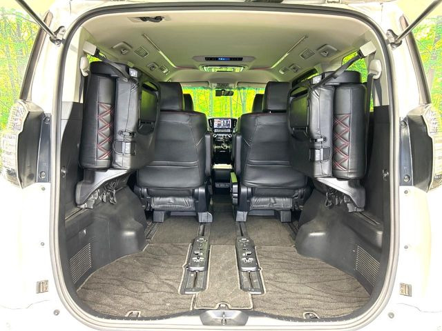 積み下ろしのしやすいデッキにはたっぷりと荷物を積み込んでいただけます。遊びから仕事まで、様々なシーンで頼れます♪