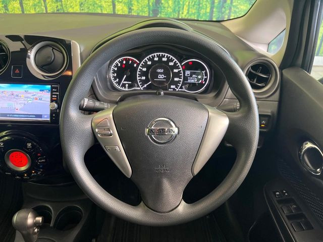 �C���e���A�ɍ��킹���f�U�C���̃X�e�A�����O�́A�^�]�������̂��Ƃ��l���A�^�]���₷���`��A�傫���ł��B�����x�A���ۂɐG���Ă��m���߂��������B