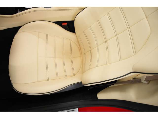 �G���W�����ڈʒu�����ɔ�ׂĒႭ�Ȃ������ƂŗD�ꂽ�n���h�����O�@�\�Ƒ��s���������������z�̃O�����h�c�A���[�X�^�C���ƂȂ��Ă��܂��B
