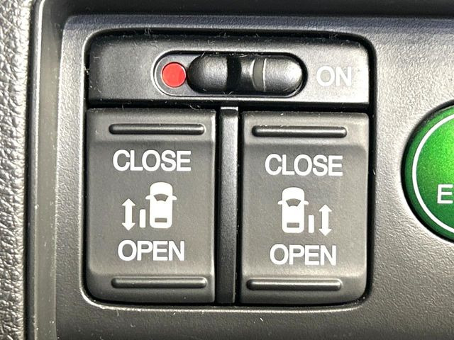 【両側パワースライドドア】スマートキーや運転席のスイッチで後席両側スライドドアの開閉が可能♪電動だから力を入れてドアを開ける必要が無く、小さなお子様でも簡単に開け閉めでき快適です♪