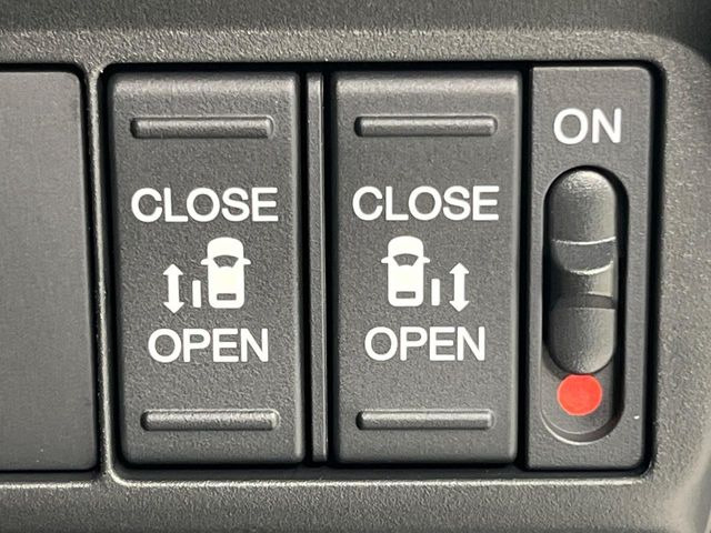 【両側パワースライドドア】スマートキーや運転席のスイッチで後席両側スライドドアの開閉が可能♪電動だから力を入れてドアを開ける必要が無く、小さなお子様でも簡単に開け閉めでき快適です♪
