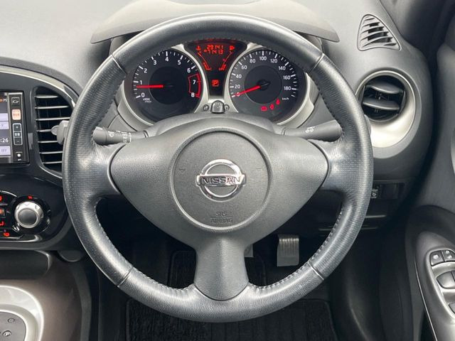 �C���e���A�ɍ��킹���f�U�C���̃X�e�A�����O�́A�^�]�������̂��Ƃ��l���A�^�]���₷���`��A�傫���ł��B�����x�A���ۂɐG���Ă��m���߂��������B